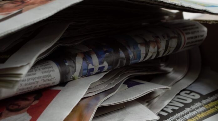 La reinvención política de los empresarios argentinos: entre el pragmatismo y la supervivencia a bunch of newspapers stacked on top of each other