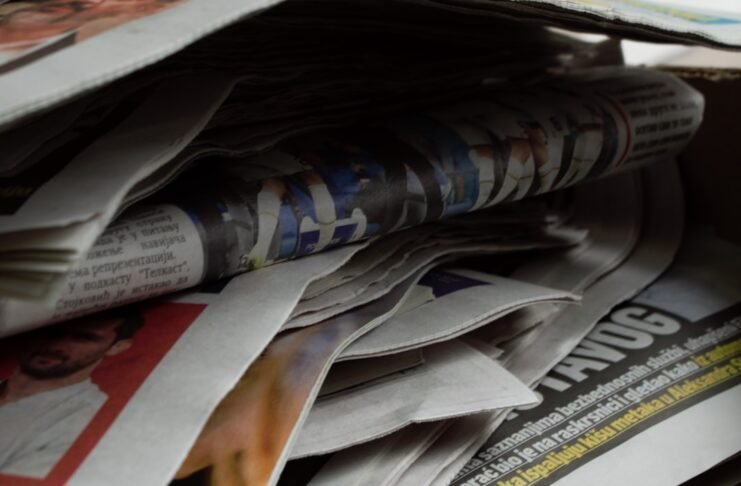 La reinvención política de los empresarios argentinos: entre el pragmatismo y la supervivencia a bunch of newspapers stacked on top of each other