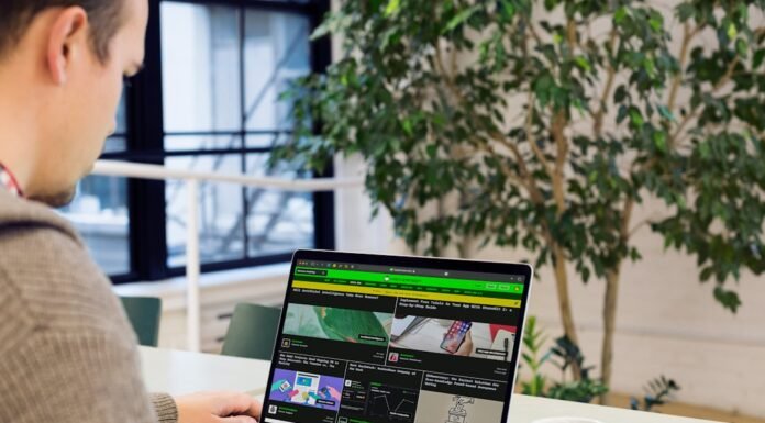España mantiene expectativas de crecimiento pese a tensiones geopolíticas en Oriente Medio A man sitting at a desk using a laptop computer
