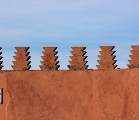 La estrategia de expansión de Molins marca un hito en el sector de pavimentos industriales español brown concrete wall under blue sky during daytime