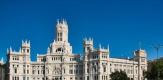 Madrid se consolida como epicentro de la moda española con eventos urbanos que transforman la ciudad White ornate building with cars on a sunny day
