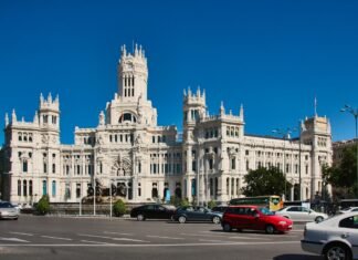 Madrid se consolida como epicentro de la moda española con eventos urbanos que transforman la ciudad White ornate building with cars on a sunny day