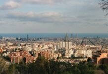 El Desafío del Barcelona: Mantener el Liderazgo Entre Múltiples Frentes Panoramic cityscape with buildings and the ocean in background