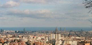 El Desafío del Barcelona: Mantener el Liderazgo Entre Múltiples Frentes Panoramic cityscape with buildings and the ocean in background