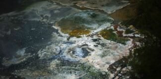 La incertidumbre geopolítica obliga a las empresas españolas a replantearse su estrategia empresarial A close up of a rock with a lot of paint on it