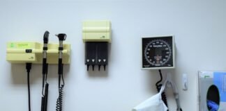 Crisis en el sistema sanitario: El conflicto médico evidencia las fracturas estructurales de la sanidad pública a white wall with a bunch of electrical equipment on it