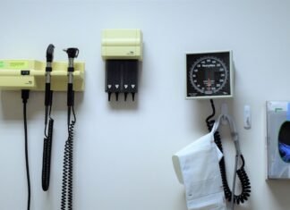 Crisis en el sistema sanitario: El conflicto médico evidencia las fracturas estructurales de la sanidad pública a white wall with a bunch of electrical equipment on it