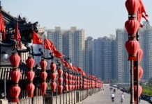 La revolución energética china: del éxito renovable al desafío del almacenamiento masivo people walking on street near high rise buildings during daytime