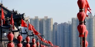 La revolución energética china: del éxito renovable al desafío del almacenamiento masivo people walking on street near high rise buildings during daytime