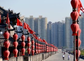La revolución energética china: del éxito renovable al desafío del almacenamiento masivo people walking on street near high rise buildings during daytime