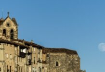 El ascenso electoral de Vox en Castilla y León: claves de su consolidación territorial A large building with a clock tower on top of it
