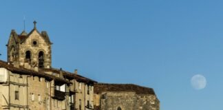 El ascenso electoral de Vox en Castilla y León: claves de su consolidación territorial A large building with a clock tower on top of it