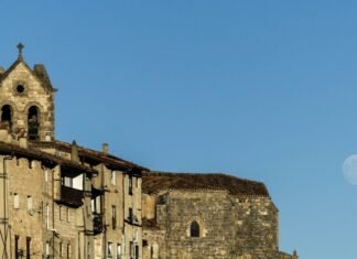El ascenso electoral de Vox en Castilla y León: claves de su consolidación territorial A large building with a clock tower on top of it
