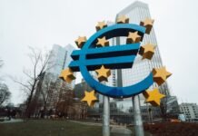 La batalla europea por el M&A: cómo los bancos españoles redefinen su estrategia de inversión a large blue and yellow sign with stars on it