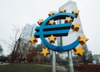 La batalla europea por el M&A: cómo los bancos españoles redefinen su estrategia de inversión a large blue and yellow sign with stars on it