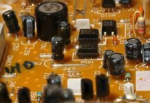 El auge de los circuitos amateur de pádel: hacia una democratización del deporte de la pala a group of black and silver electronic devices