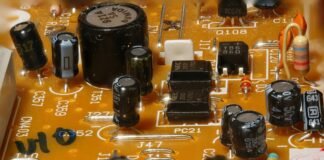 El auge de los circuitos amateur de pádel: hacia una democratización del deporte de la pala a group of black and silver electronic devices