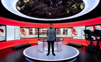 Aena tranquiliza a los inversores tras el acuerdo vasco: la estructura aeroportuaria nacional permanece intacta woman in black and white checkered dress shirt standing on white round table