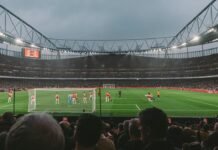 La Brecha Salarial en el Deporte: Cuando las Comparaciones Generan Controversia people in soccer stadium