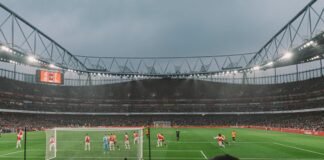 La Brecha Salarial en el Deporte: Cuando las Comparaciones Generan Controversia people in soccer stadium