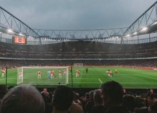 La Brecha Salarial en el Deporte: Cuando las Comparaciones Generan Controversia people in soccer stadium