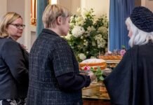 La diplomacia ministerial en tiempos de globalización: el debate sobre los viajes oficiales a group of people standing around a table with a cake on it