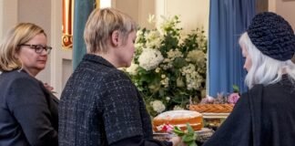 La diplomacia ministerial en tiempos de globalización: el debate sobre los viajes oficiales a group of people standing around a table with a cake on it