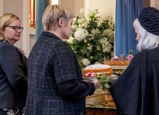 La diplomacia ministerial en tiempos de globalización: el debate sobre los viajes oficiales a group of people standing around a table with a cake on it