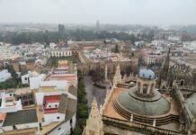 Sevilla FC enfrenta decisiones cruciales con ocho contratos por expirar en el mercado estival a view of a city from the top of a building