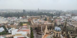 Sevilla FC enfrenta decisiones cruciales con ocho contratos por expirar en el mercado estival a view of a city from the top of a building