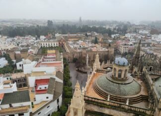 Sevilla FC enfrenta decisiones cruciales con ocho contratos por expirar en el mercado estival a view of a city from the top of a building