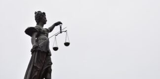 Las implicaciones jurídicas del acoso judicial a eurodiputados: análisis del caso Alvise Pérez A statue of lady justice holding a scale of justice