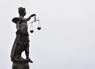 Las implicaciones jurídicas del acoso judicial a eurodiputados: análisis del caso Alvise Pérez A statue of lady justice holding a scale of justice