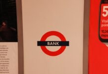 La revolución de la IA en la banca: cuando la automatización redefine el empleo tradicional no smoking sign on white wall