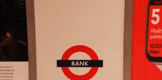 La revolución de la IA en la banca: cuando la automatización redefine el empleo tradicional no smoking sign on white wall