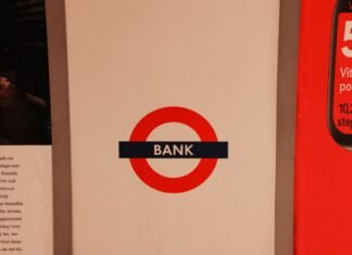 La revolución de la IA en la banca: cuando la automatización redefine el empleo tradicional no smoking sign on white wall