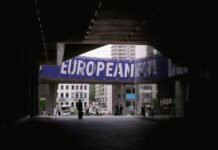 El Proyecto Europeo Ante el Desafío de la Permanencia: Una Reflexión Filosófica a person walking under a bridge with a european sign above it