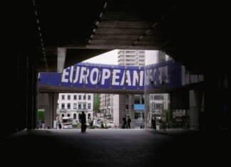 El Proyecto Europeo Ante el Desafío de la Permanencia: Una Reflexión Filosófica a person walking under a bridge with a european sign above it