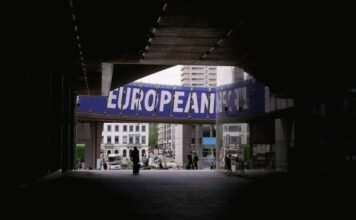 El Proyecto Europeo Ante el Desafío de la Permanencia: Una Reflexión Filosófica a person walking under a bridge with a european sign above it