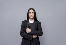 El Liderazgo Femenino en España: Catalizador de Transformación Social y Económica a person holding a laptop