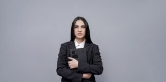 El Liderazgo Femenino en España: Catalizador de Transformación Social y Económica a person holding a laptop