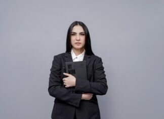 El Liderazgo Femenino en España: Catalizador de Transformación Social y Económica a person holding a laptop