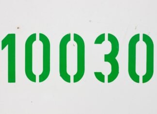 España destina 5.000 millones para blindar su economía ante el conflicto de Oriente Medio a close up of a white sign with green letters