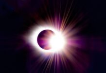 Eclipse Solar Total 2026: España se Prepara para el Espectáculo Astronómico del Siglo a solar eclipse is seen in the dark sky