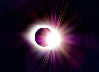 Eclipse Solar Total 2026: España se Prepara para el Espectáculo Astronómico del Siglo a solar eclipse is seen in the dark sky