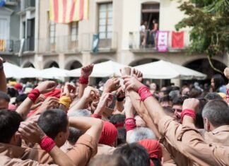 Los equipos catalanes definen su futuro europeo en la última jornada de la fase de grupos de la Champions de waterpolo people raising hands