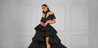 El poder del negro en la moda: cuando la monocromía se convierte en declaración de estilo woman in black dress