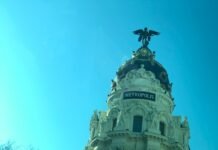La llegada de la Fórmula E a Madrid marca un hito histórico en el automovilismo español a building with a statue on top of it