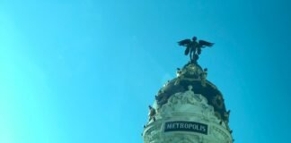 La llegada de la Fórmula E a Madrid marca un hito histórico en el automovilismo español a building with a statue on top of it