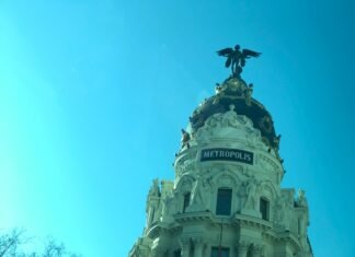 La llegada de la Fórmula E a Madrid marca un hito histórico en el automovilismo español a building with a statue on top of it